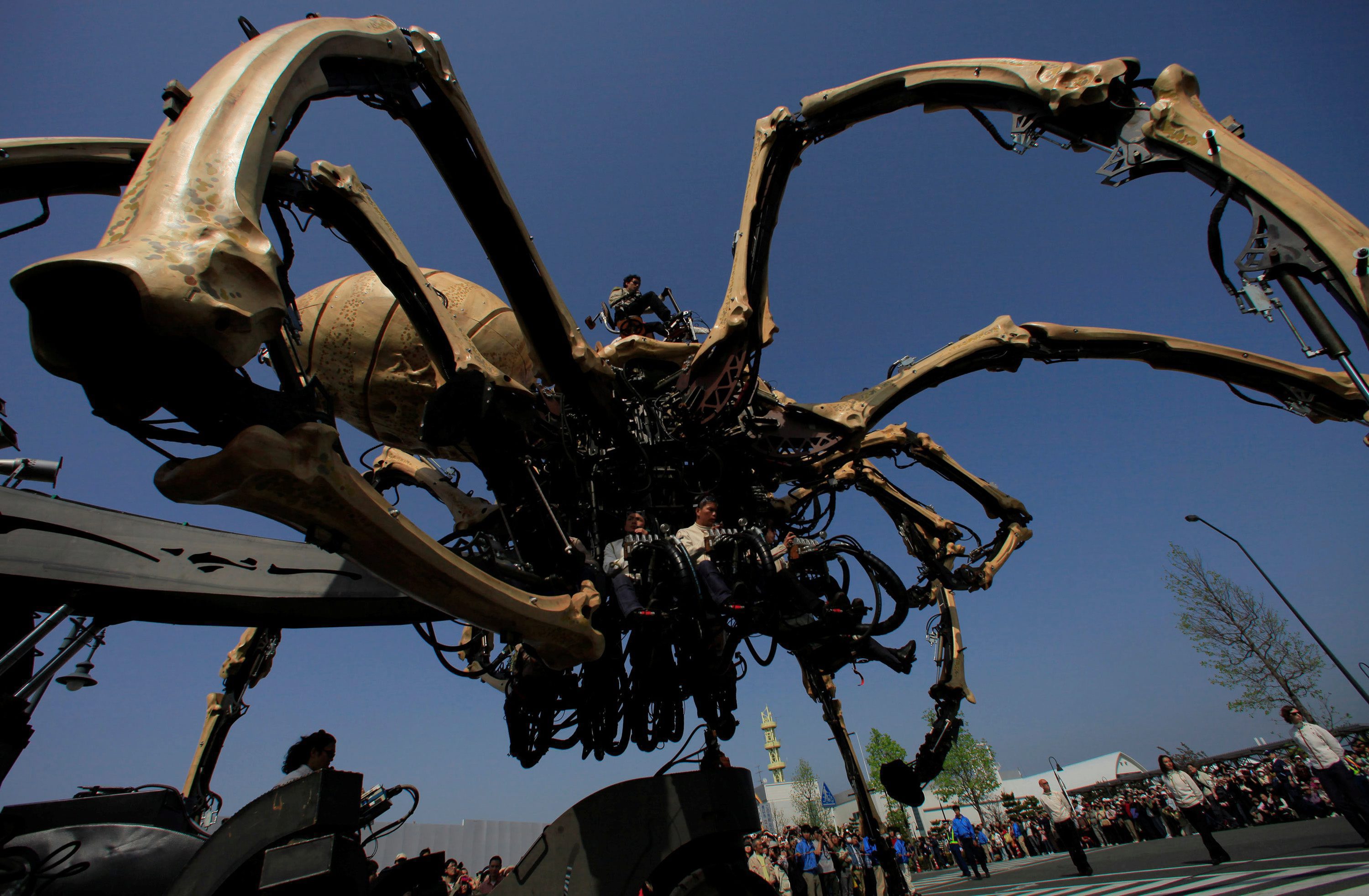 2009/07/giant-metal-spider
