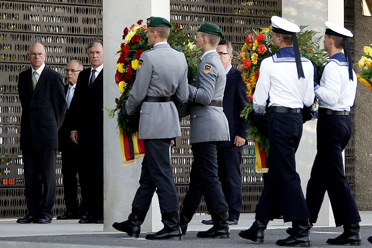 2009/09/strcdn-ehrenmal-bundeswehr-08-fitin-735-490