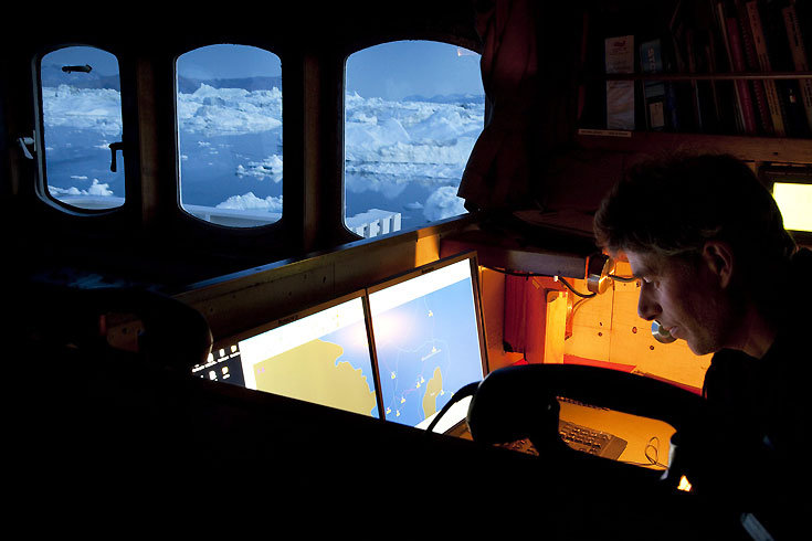 2009/09/strcdn-greenpeace-arctic-sunrise-03-maxsize-735-490