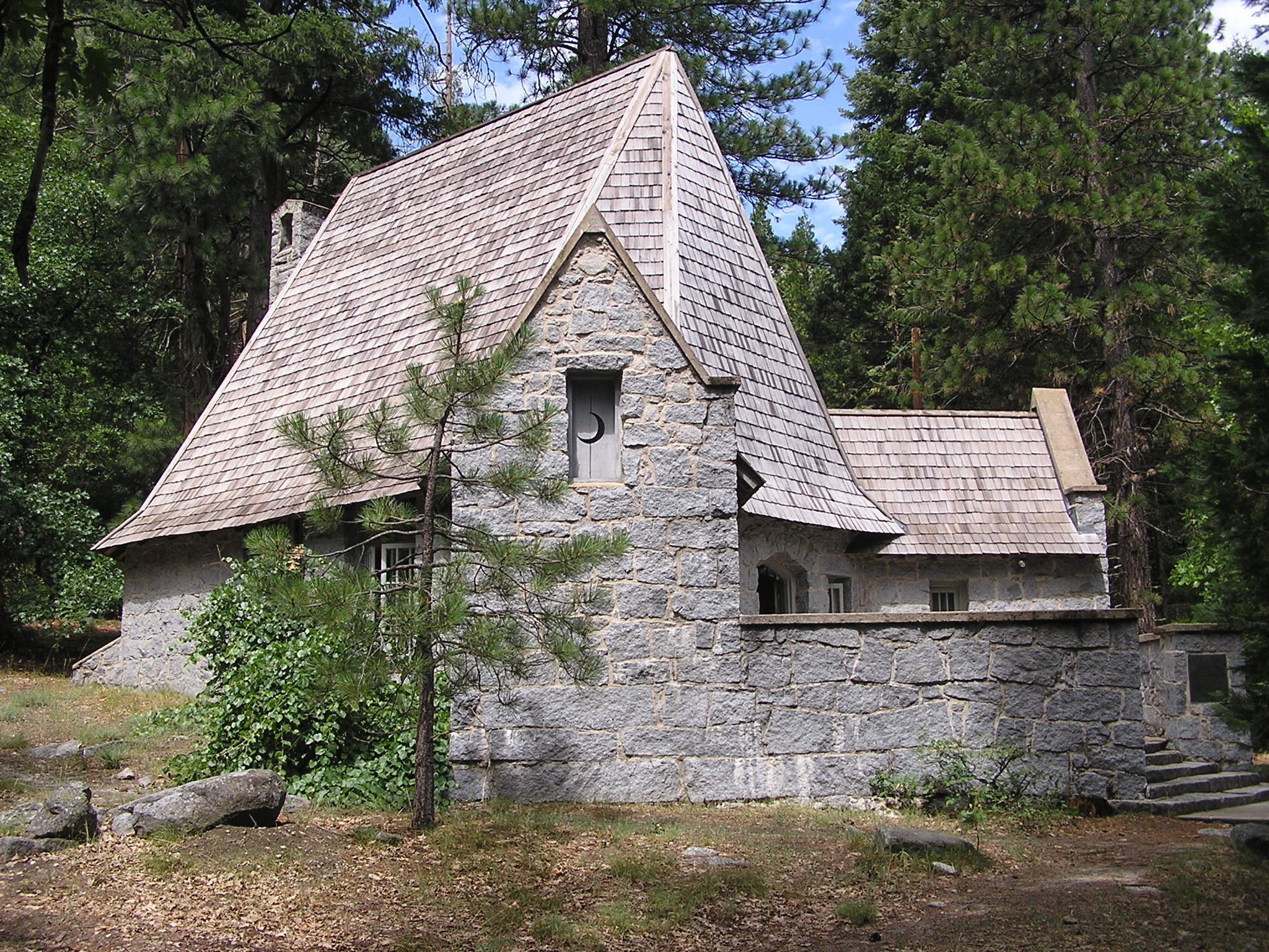 2010/10/leconte-memorial-lodge-exterior