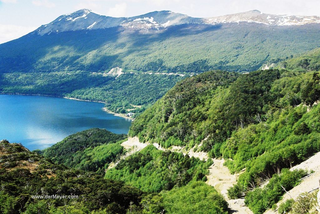 2011/04/dermeyer-argentinien-feuerland-lago-escondida-mit-gruenen-waeldern-und-blauem-see-gross