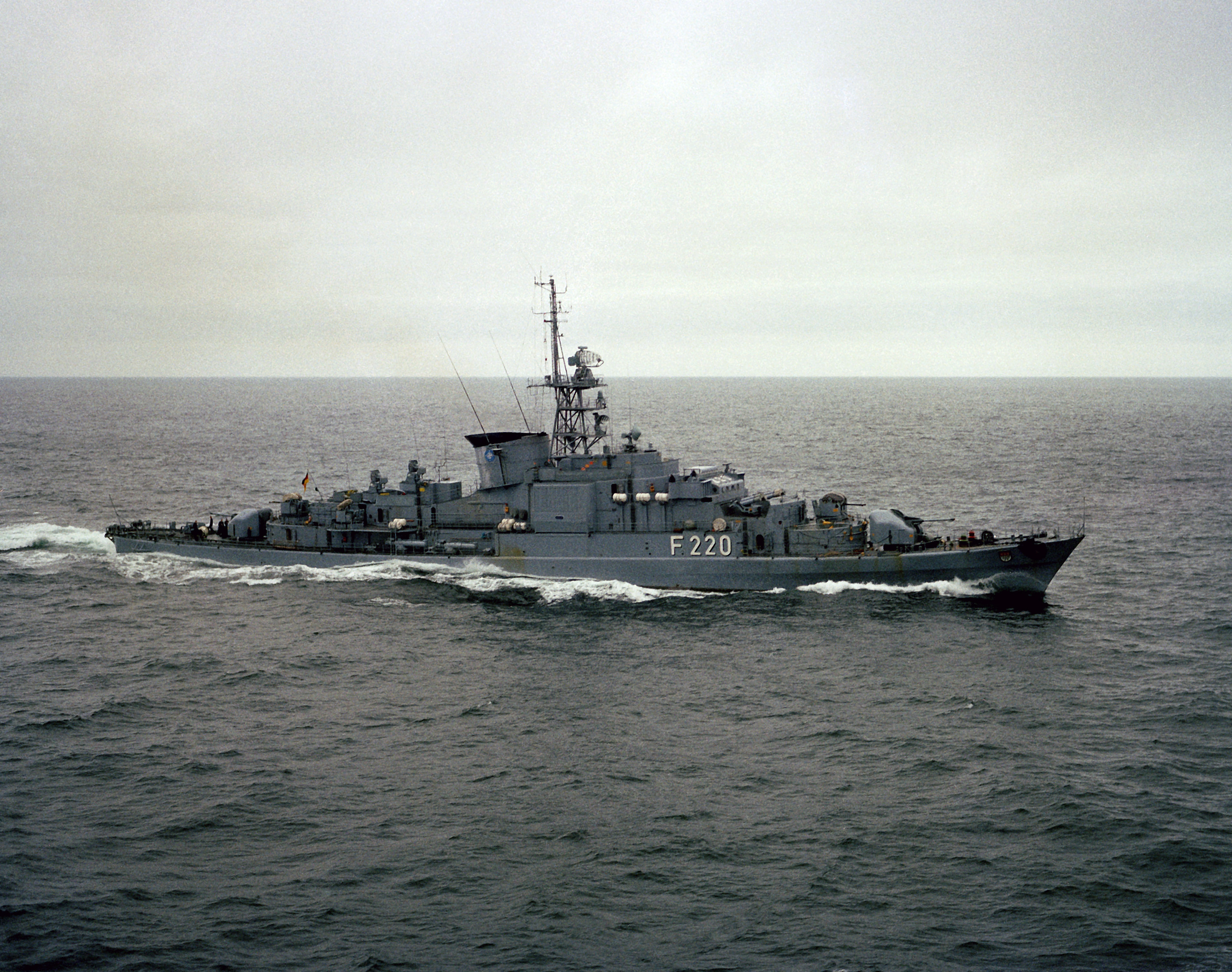 2012/03/koeln-f-220-underway-1982