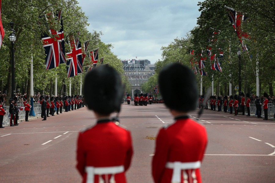 2012/09/bestpix-guards-march-during-the-colonel-s-review