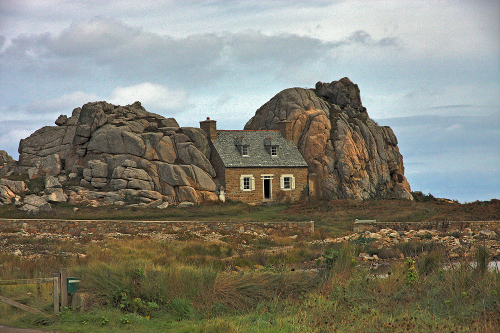 2015/03/bretange-haus-zwischen-den-felsen-a29252920