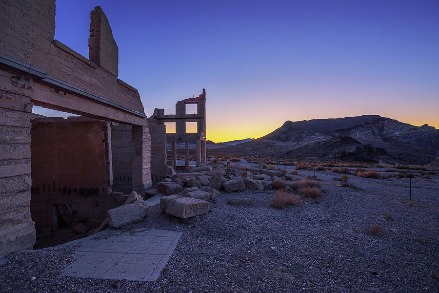 2022/03/1-sunrise-above-ruined-building-in-rhyolite-nevada-miroslav-liska