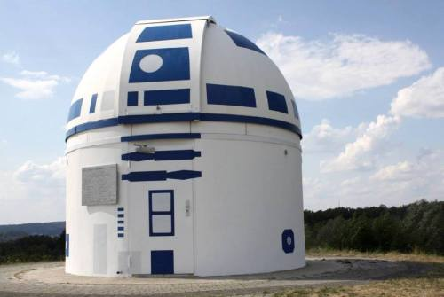 2022/03/zweibr-cken-observatory-2018-transformed-into-giant-r2-d2