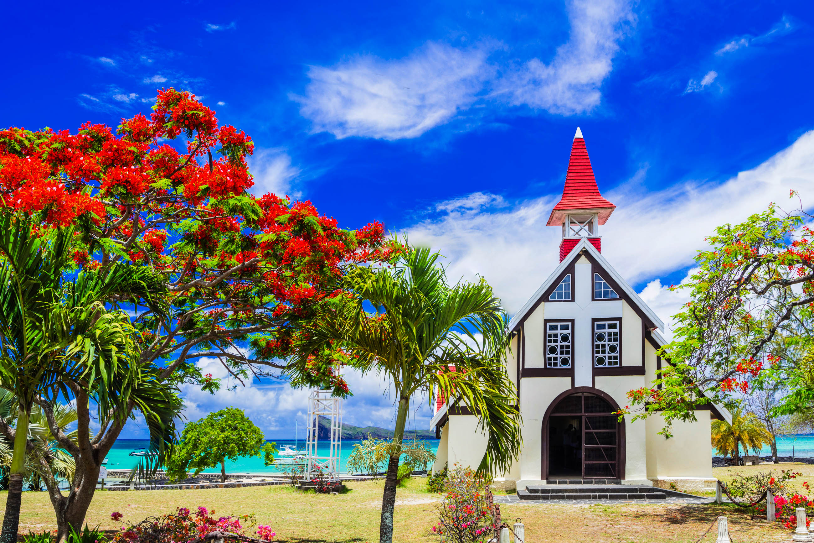 2022/04/mauritius-das-cap-malheureux-im-norden-von-mauritius-kann-mit-einem-postkartenmotiv-aufwarten-die-kleine-kirche-chapelle-notre-dame-auxiliatrice-leoks-shutterstock