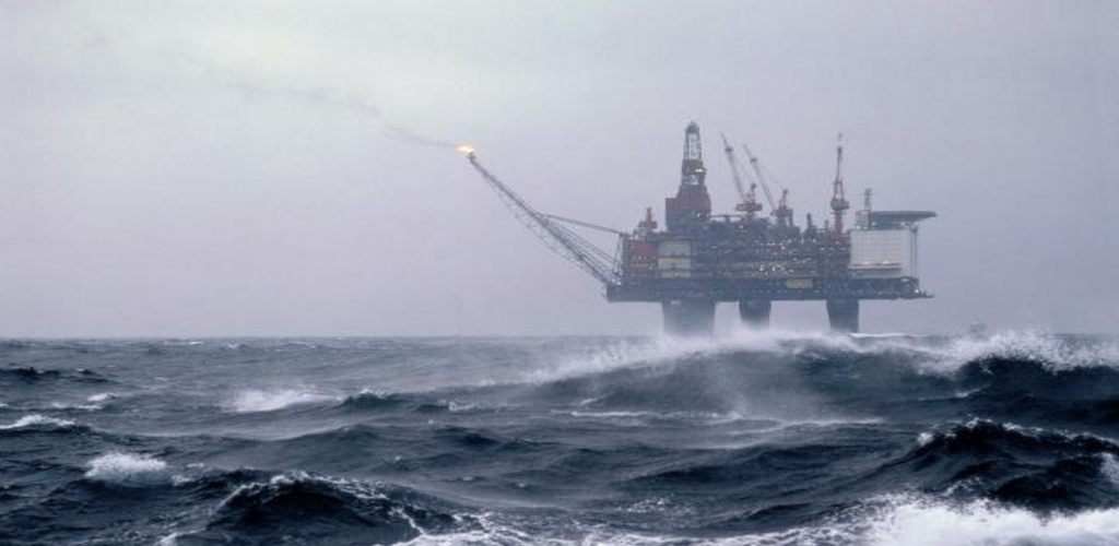 2022/04/oil-rig-storm-1