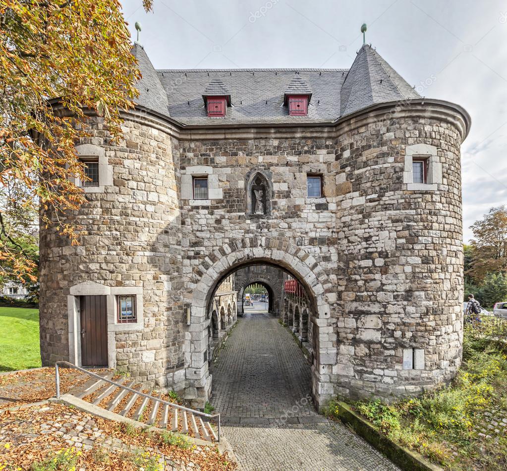 2022/05/depositphotos-64287183-stock-photo-ponttor-medieval-city-gate-in