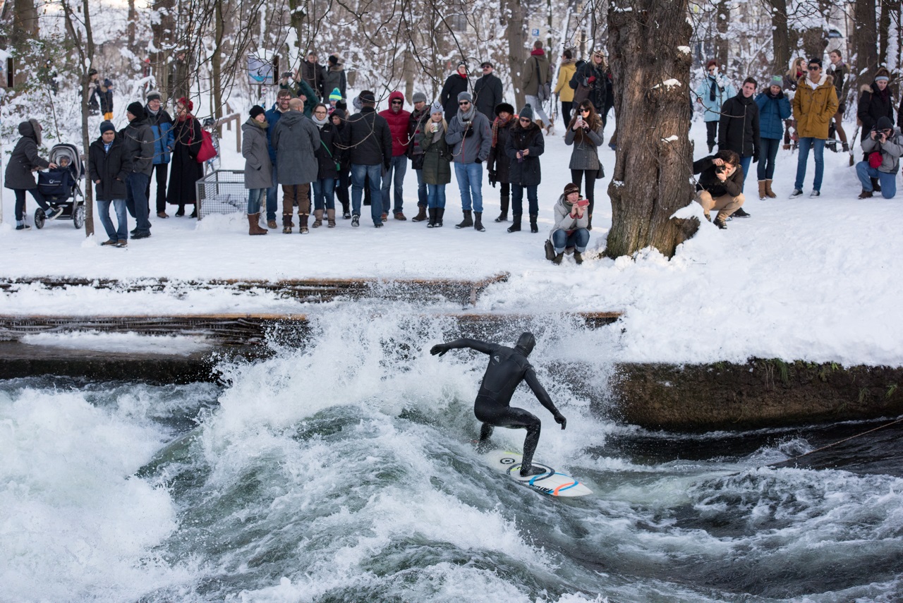 2022/05/eisbach-river-surfen-m-c3-bcnchen-rainer-zuschauer-winter-schnee