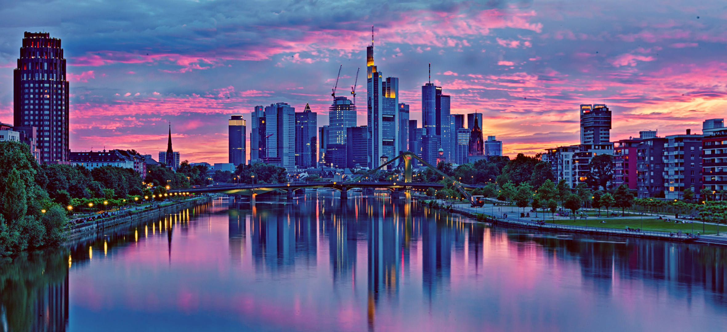 2022/05/frankfurt-skyline-sunset-e89d80d5-416a-47c4-908f-e208e24be8ff