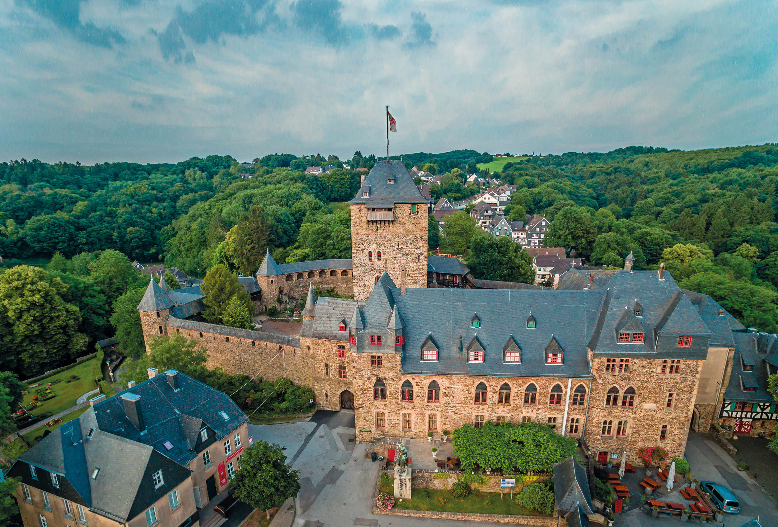 2022/05/schloss-burg-foto-bartels-meyer-agentur-himmelsblick-ret-100dpi-interpoliert-retuschiert-scaled