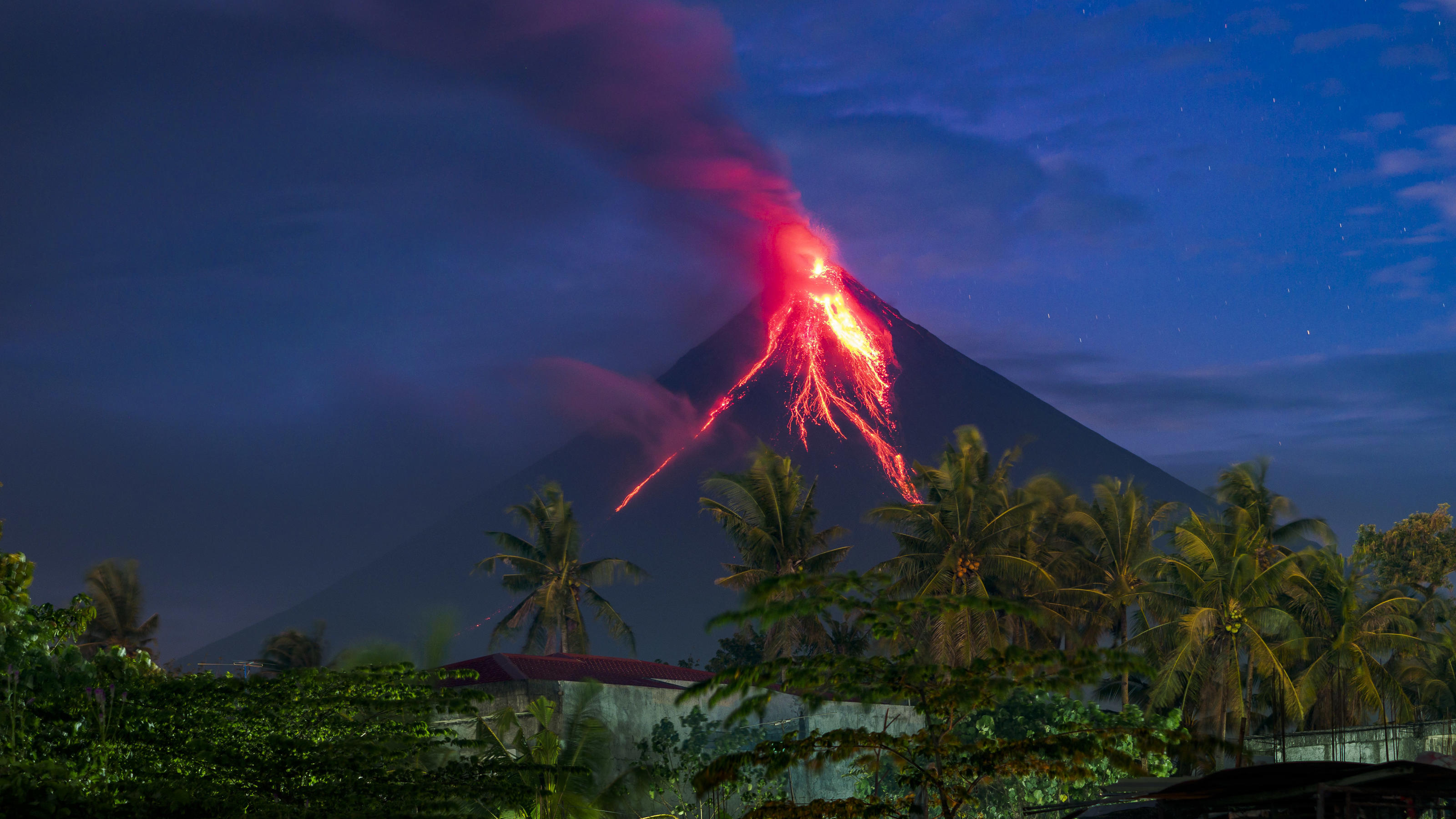 2022/09/mayon-volcano-continues-to-erupt