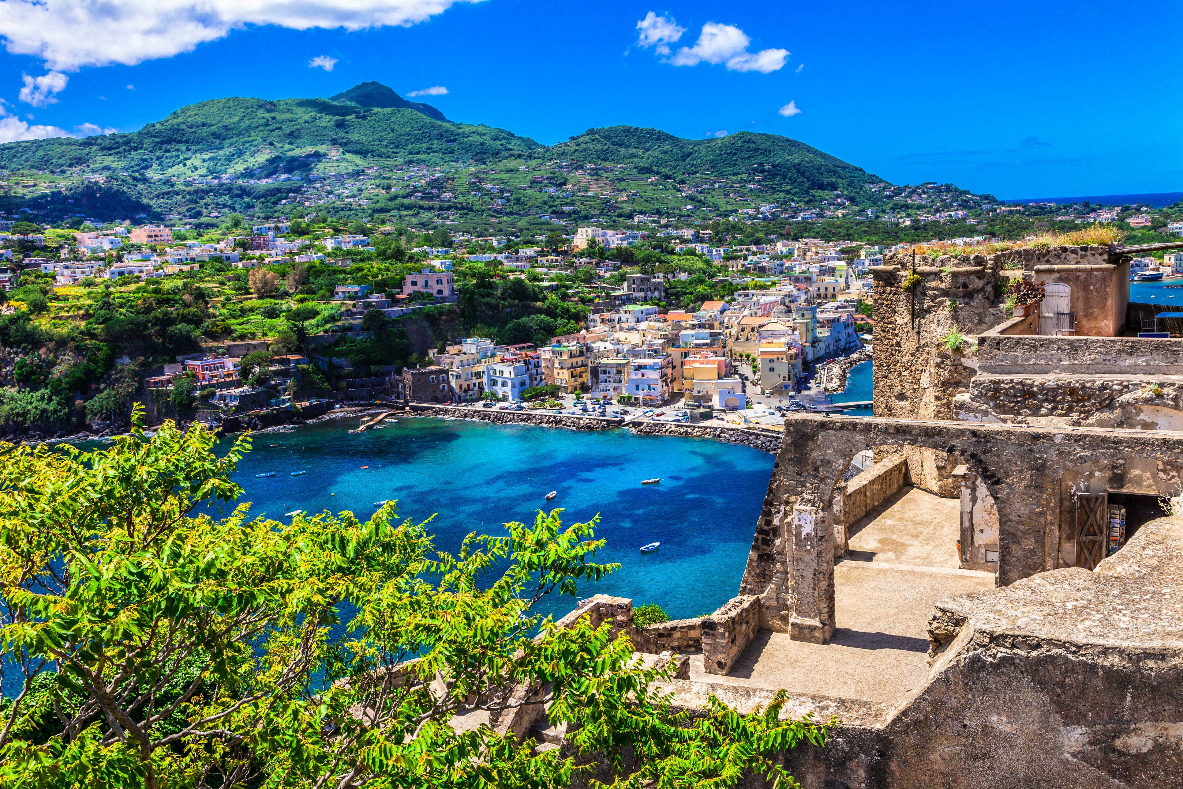 2022/09/wunderschoene-ischia-italien-istock-470522890-2