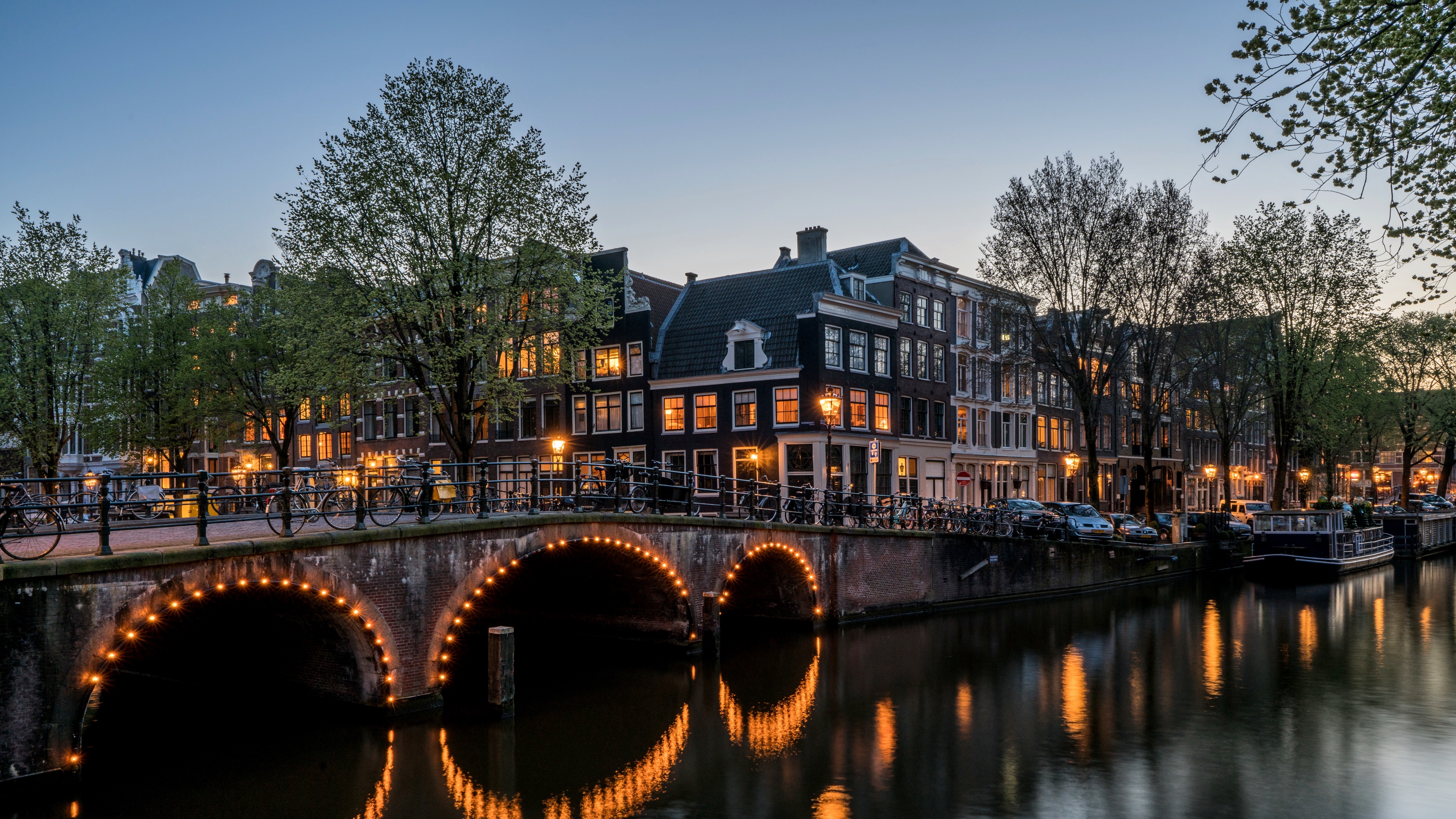 2022/10/canal-buildings-bridge-amsterdam-keizersgracht-4k-1538066402