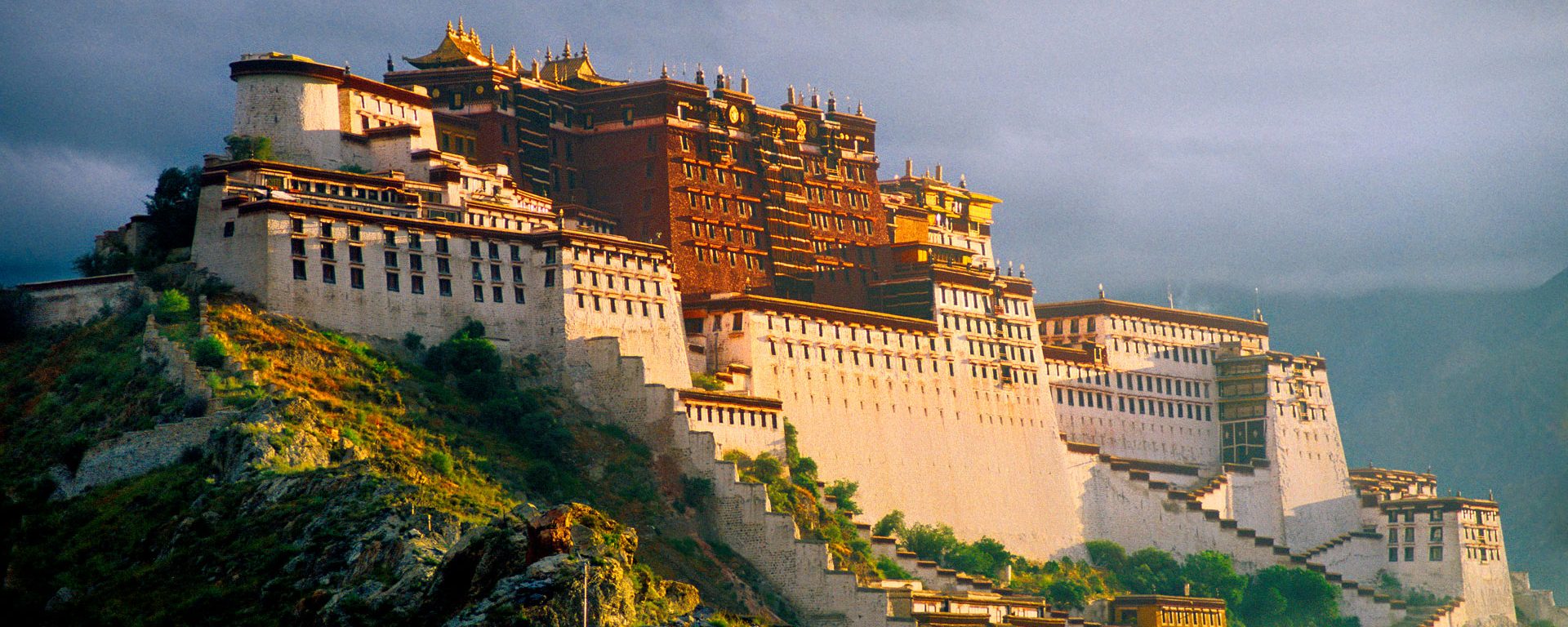 2022/10/tibet-monastery-mountain-top-e1590009696652