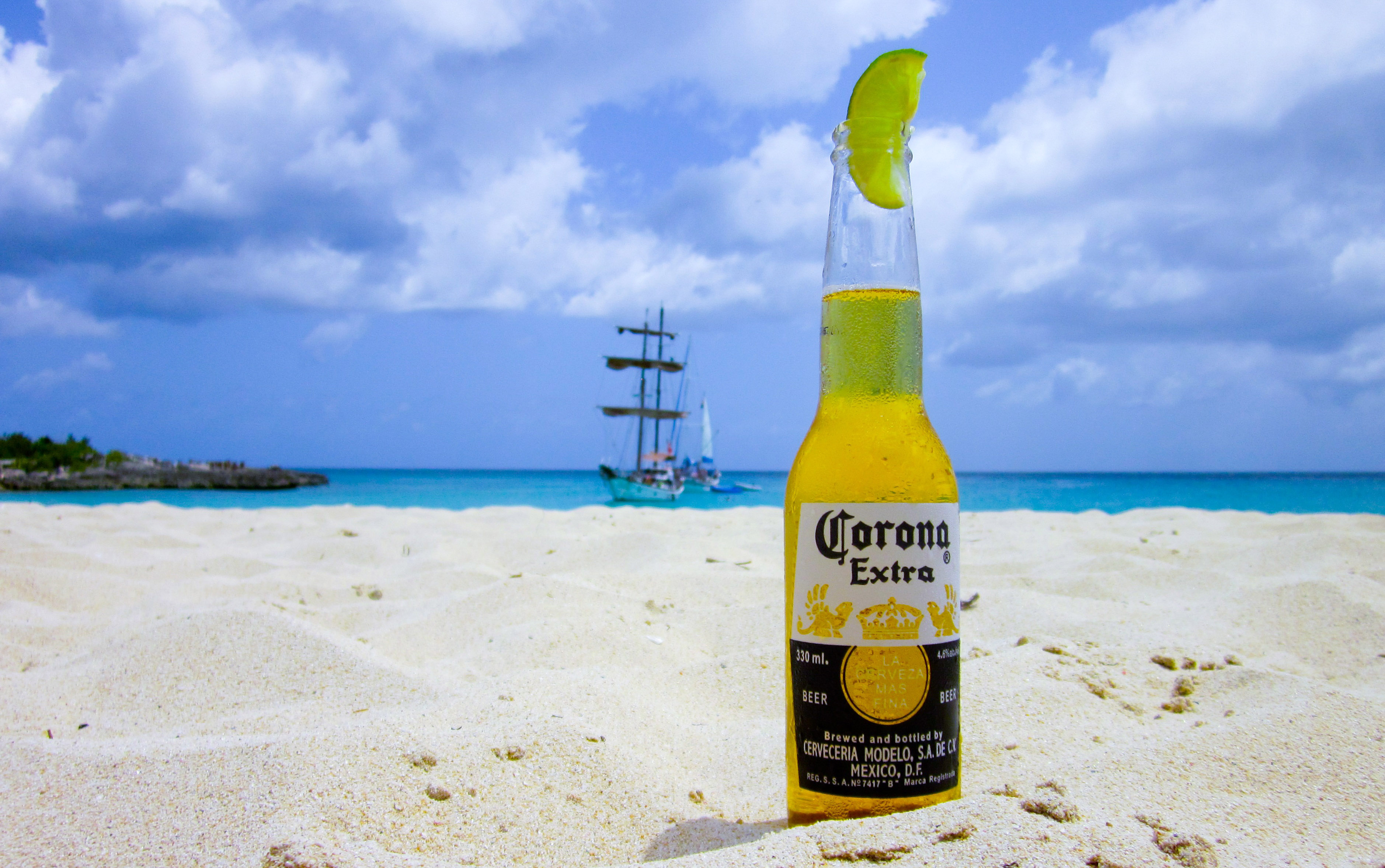 2022/11/corona-beer-on-beach