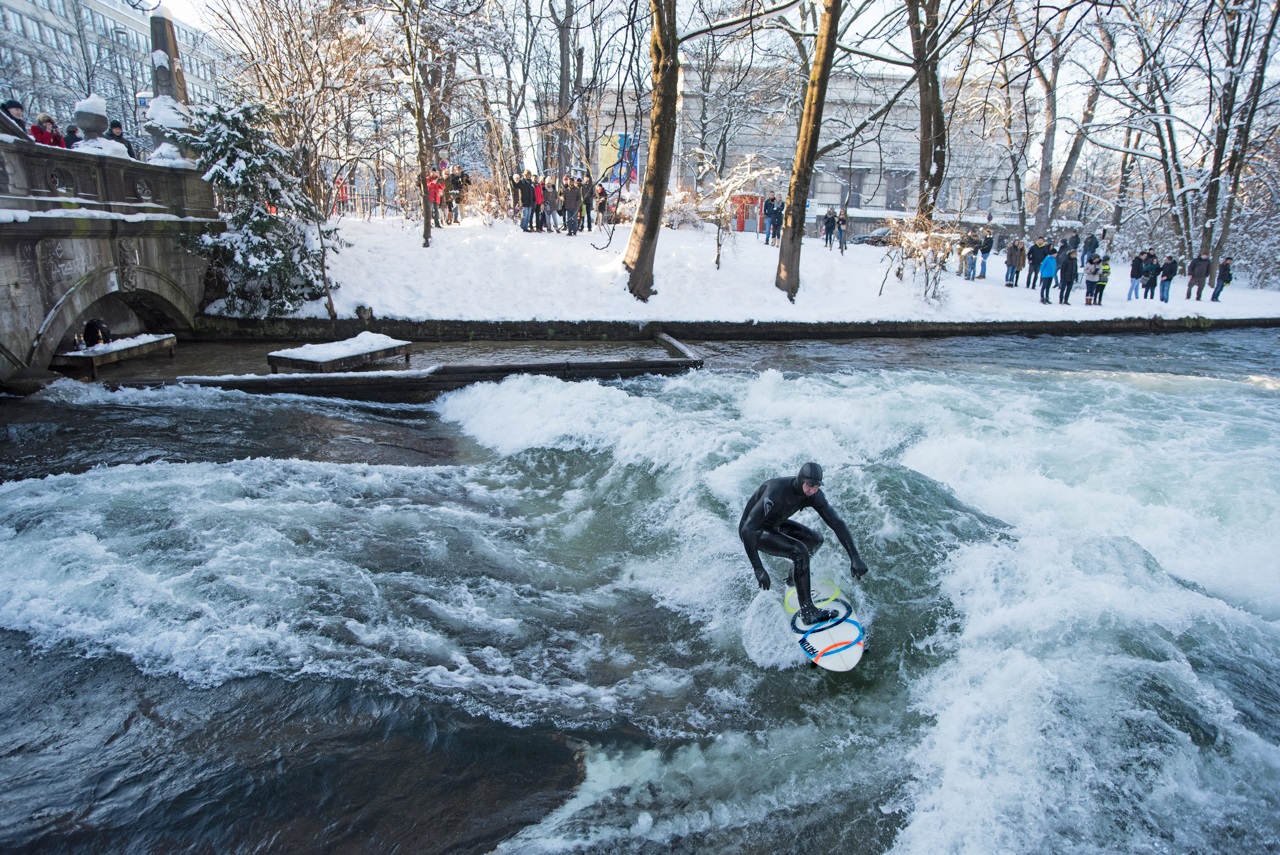 2023/01/eisbach-m-c3-bcnchen-river-surfing-winter-schnee-sonne-zuschauer