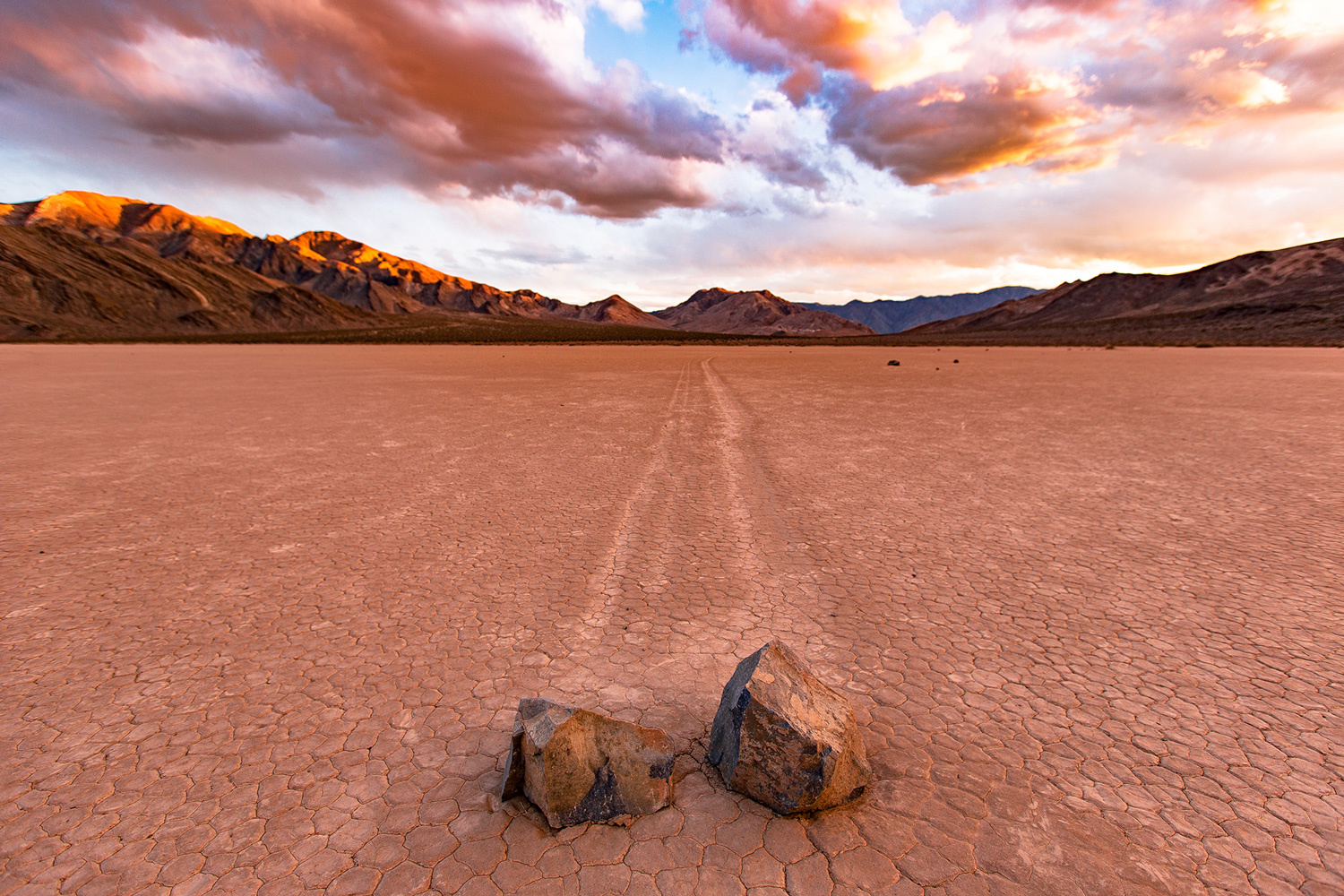 2023/06/death-valley-national-park-moving-rock