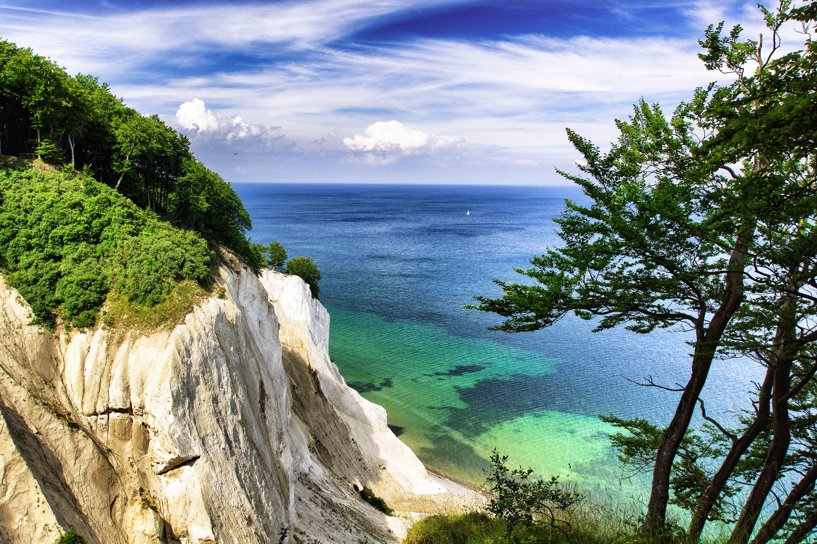 2023/06/deutschland-charakteristische-kreidefelsen-auf-der-insel-rucc88gen-deutschland-olafler-fotolia