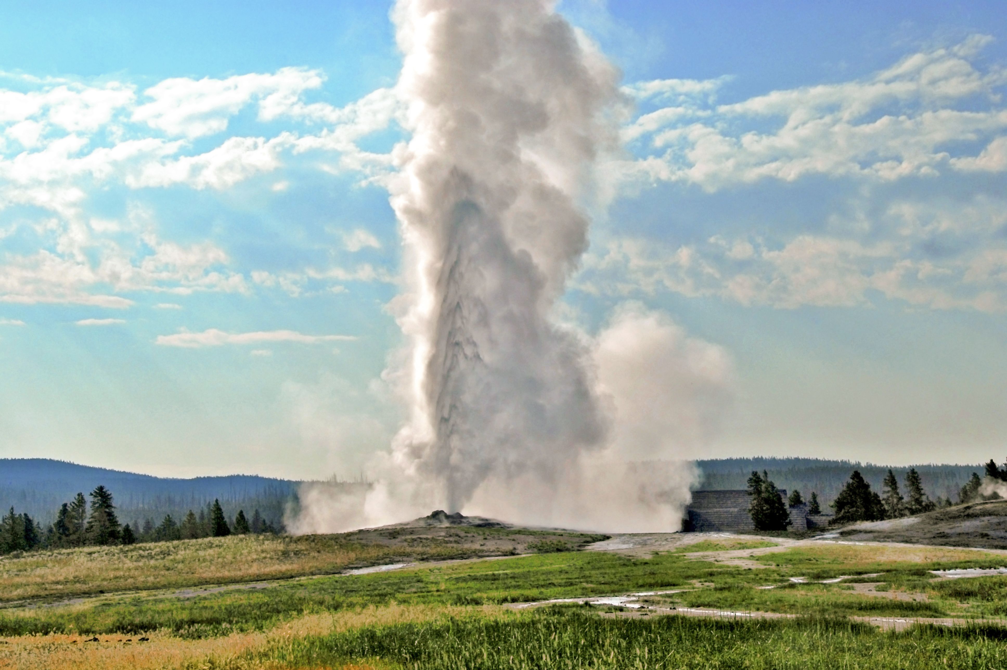 2023/06/old-faithful-cr3872x2576-0x0