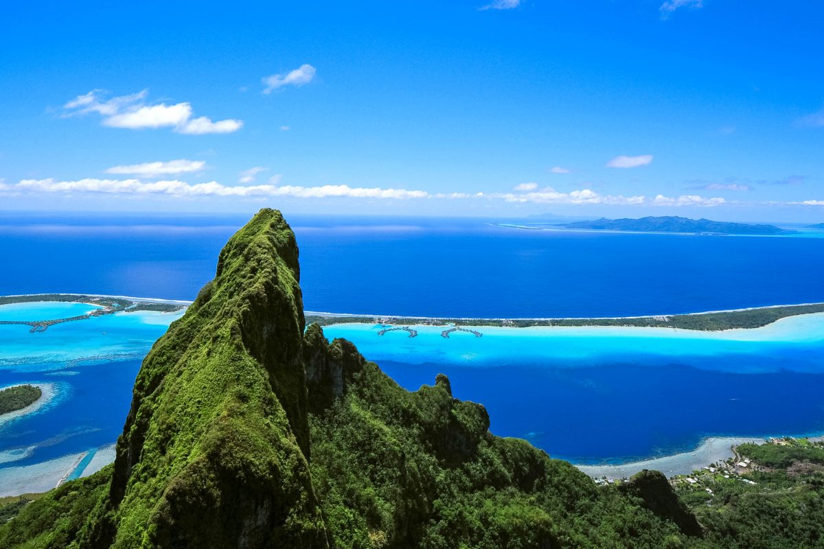 2023/07/franzocc88sisch-polynesien-traumhafter-blick-auf-die-lagune-von-bora-bora-im-vordergrund-der-berg-otemanu-franzocc88sisch-polynesien-wilar-shutterstock-1200x800