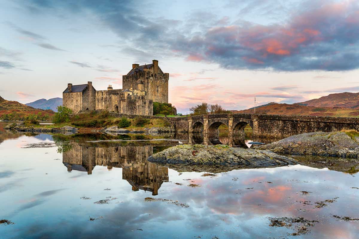 2023/08/sunrise-over-eilean-donan-castle-in-scotland-highlands