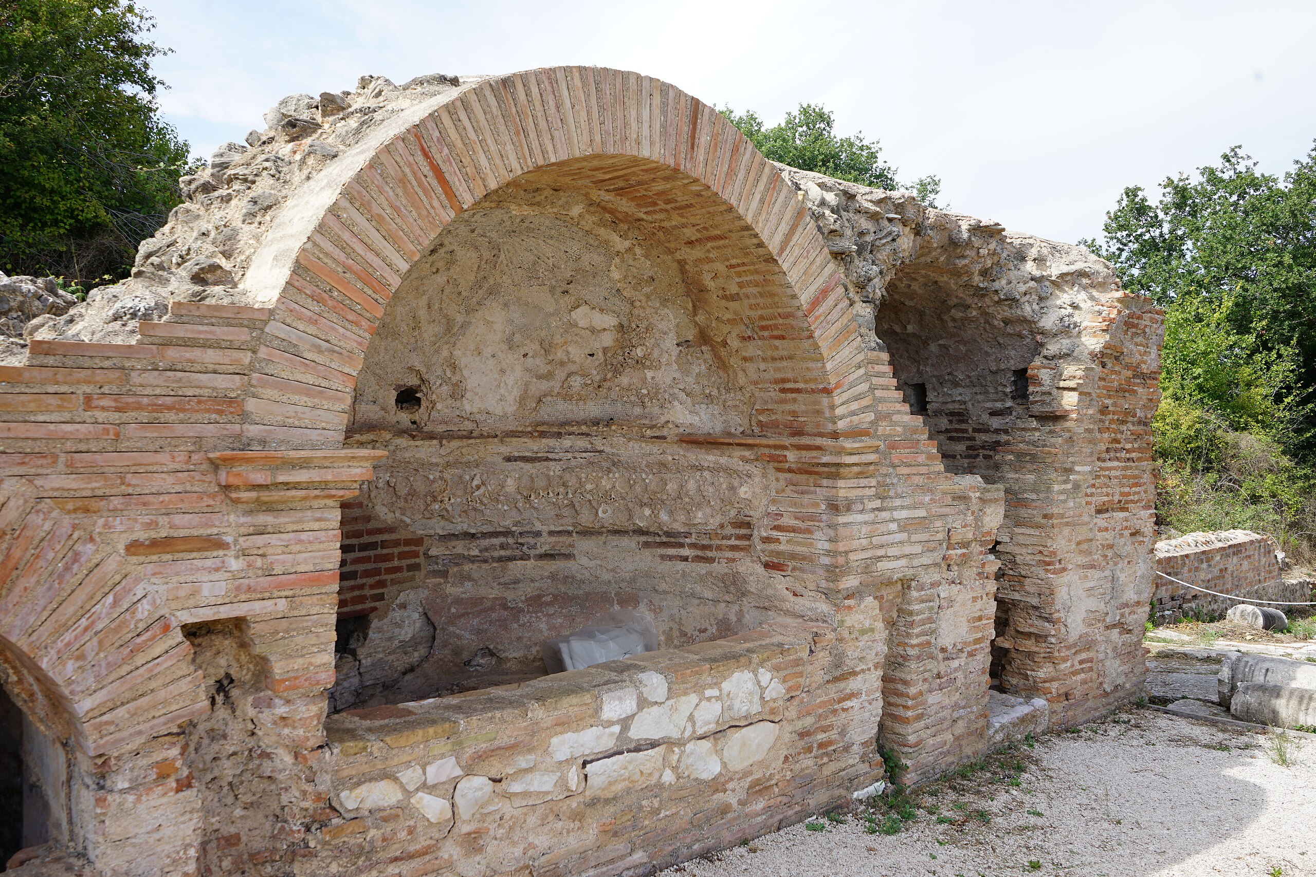 2023/12/2560px-nicopolis-small-nymphaeum