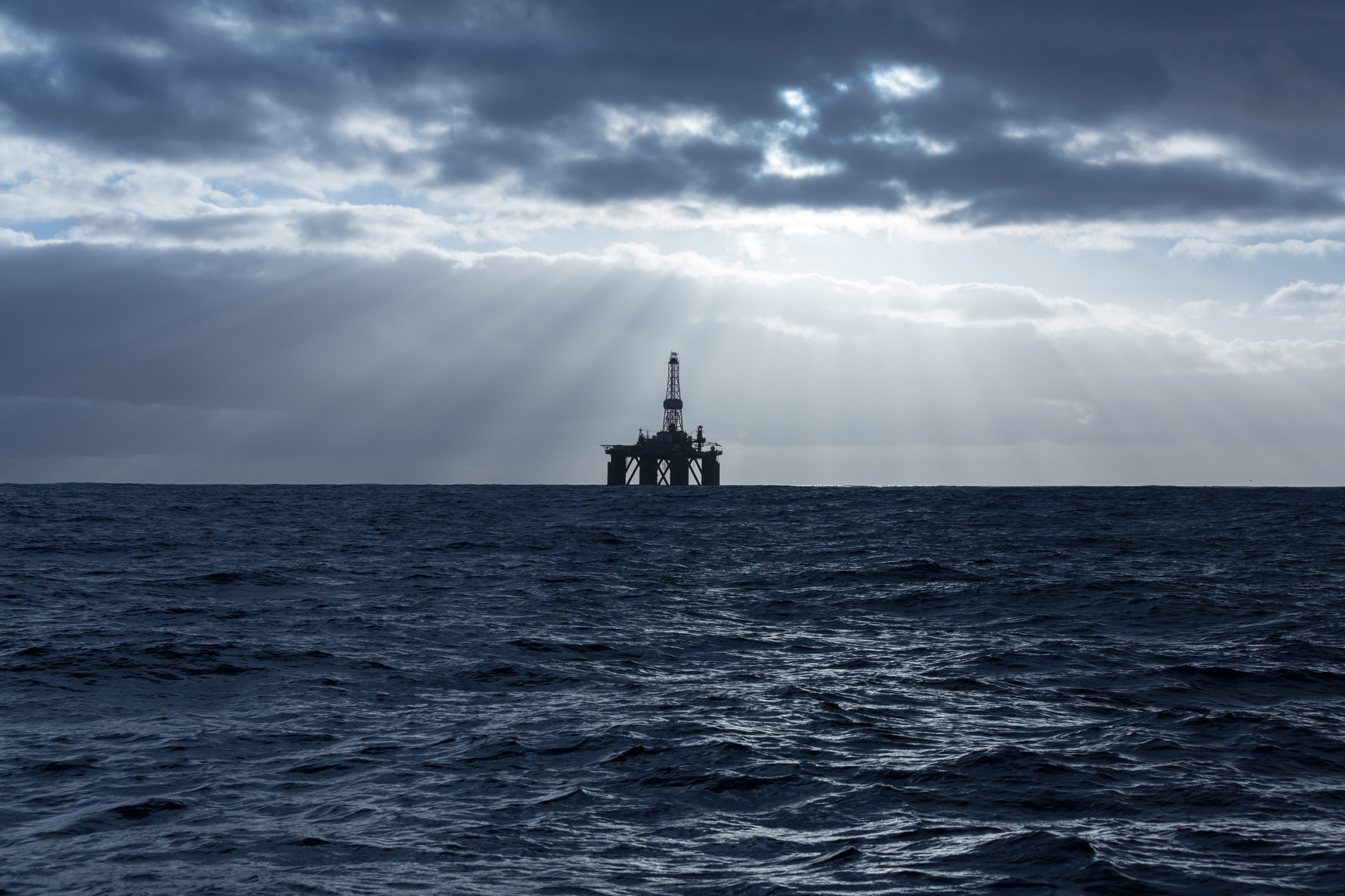 2024/01/offshore-drilling-rig-in-the-middle-of-a-storm