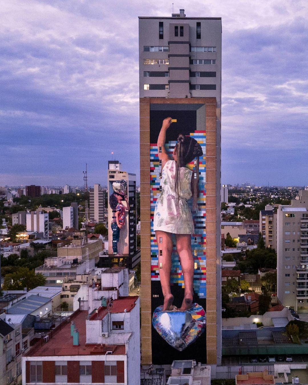 2024/01/street-art-by-street-artist-martin-ron-in-banfield-buenos-aires-argentina-highest-mural-4