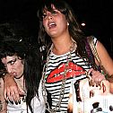 2009/05/amy-winehouse-mit-freundin-9092486-qf-templateid-renderscaled-property-bild-height-349
