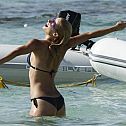 2012/03/michelle-hunziker-aurora-ramazzotti-bikini-spain-16-830x553