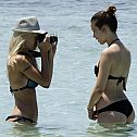 2012/03/michelle-hunziker-aurora-ramazzotti-bikini-spain-22-830x553