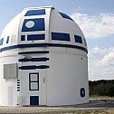 2022/03/zweibr-cken-observatory-2018-transformed-into-giant-r2-d2