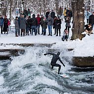 2022/05/eisbach-river-surfen-m-c3-bcnchen-rainer-zuschauer-winter-schnee