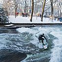 2023/01/eisbach-m-c3-bcnchen-river-surfing-winter-schnee-sonne-zuschauer