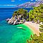 2023/07/kroatien-am-urlaubsort-brela-an-der-traumhaften-makarska-riviera-liegt-der-trahlend-weisse-strand-punta-rata-der-von-einem-lauschigen-kiefernwacc88ldchen-gesacc88umt-wird-kroatien-xbrchx-1200x800